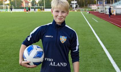 090921 , 09092021 , 2020909 , Fotboll , 14-åriga talangen Olivia Ulenius spelar med Åland United , ÅU , WHA
