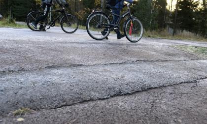 cykelbana, vägbana, cykel, asfalt, cykel, cyklar, cyklister, barn *** Local Caption *** @Bildtext:På många ställen finns avbrott i asfalten som känns hårdare än man kan tro för en cyklist, säger Carita Holmén.