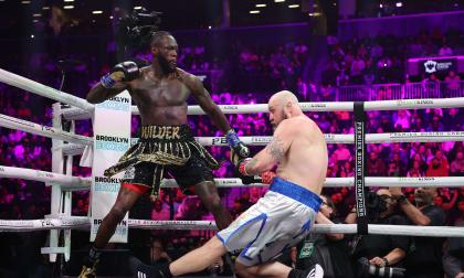 BROOKLYN, NEW YORK - OCTOBER 15: Deontay Wilder knocks out Robert Helenius in the first roundduring their WBC world heavyweight title eliminator bout at Barclays Center on October 15, 2022 in Brooklyn, New York.   Al Bello/ LEHTIKUVA / Getty Images/AFP, AFP / LEHTIKUVA / AL BELLO