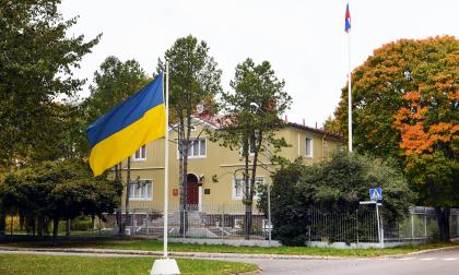 290922 , 29092022 , 20220929 , Ukraina flagga utanför ryska konsulatet 