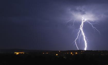 Många mäktiga blixtar slog ned på Åland natten till i går. Så här såg det ut i Mariehamn vid tolvtiden. Daniel Eriksson