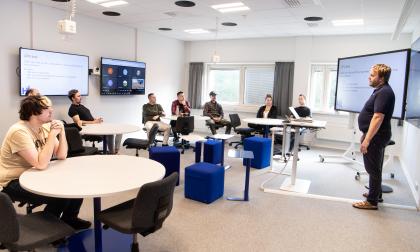 Läraren Björn Zetterman föreläser i det nya klassrummet. Tre skärmar finns fram i klassrummet och två i den bakre delen.Foto Amir Karbalaei