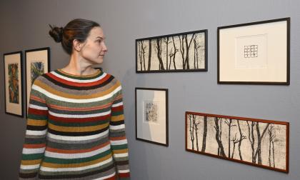 Minna Öberg visar verk om frihet och träd i motljus.