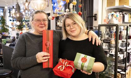 Bodil Rådland och Julia Perander på Fyndet slår in 1.500 paket  varje jul. 