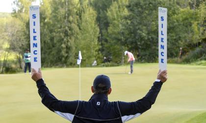 030922 , 03092022 , 20220903 , Golf , Ladies euoropean tour, Åland100 Ladies open, Ålands golfklubb , Kastelholms golfbana  *** Local Caption *** @Bildtext:Flera av funktionärerna hade i uppdrag att hålla upp silence-skyltar, för att på så sätt tysta publiken och ge spelarna bästa möjliga förutsättningar.@Normal:<@Foto>Foto: Robert Jansson