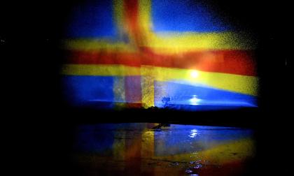 311222 , 31122022 , 20221231 , Nyår , nyårsfirande , Nytt år 2023 , Åland 100 ljusshow som ordnades vid Slemmern *** Local Caption *** @Bildtext:Ålands flagga i holografisk form.