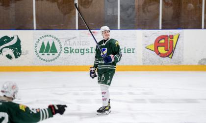 Anton Ekstrand, Ishockey, Division 4, Islandia, IFK Mariehamn, G/H Hockey IF *** Local Caption *** @Bildtext:Anton Ekstrand gjorde återigen mål och ligger nu trea i poängligan, med 14 poäng på fyra matcher. Före honom ligger lagkamraterna Niklas Kerwien och Jesse Kaupinsalo, båda på 18 gjorda poäng.@Normal:<@Foto>Foto: Hülya Tokur-Ehres