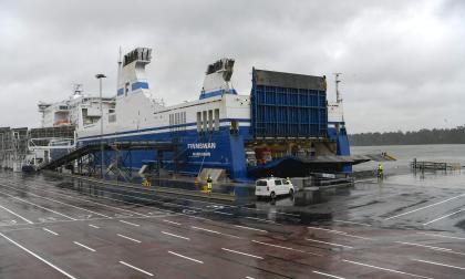 Så här såg det ut när ro-pax-fartyget Finnswan lade till på prov i Mariehamn på onsdagen.@Foto:Robert Jansson