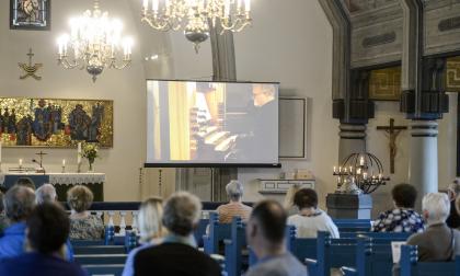 Under onsdagens lunchkonsert kunde publiken följa med i organistens rörelser på läktaren via en videosändning. @Foto:Hülya Tokur-Ehres
