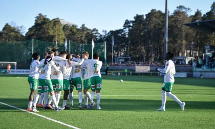 IFK Mariehamn-Fc Haka, WHA *** Local Caption *** @Bildtext:Hela IFK samlades för att jubla efter Timi Lahtis segermål.@Normal:<@Foto>Foto: Hülya Tokur-Ehres