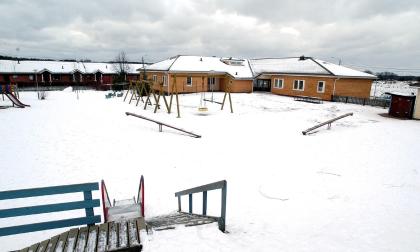 @Foto:Sebba Södergård@Bildtext:<B>Öde lekplan.<B> Daghemmet Gullvivans gårdsplan var i dag tom på lekande barn. 