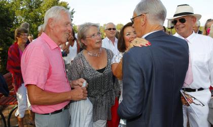 Dick och Britt Lundqvist, till vänster i bild, har länge varit aktiva i golfklubben. Nu donerar de 100.000 euro.