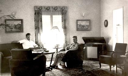 Gustav och Kristina Wahlbeck avfotograferade i sitt Mariehamnshem på 1950-talet. Sture Wahlbeck.