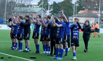 Efter två omgångar har FC Åland tagit maximala sex poäng. Här ser vi dem fira tillsammans med hemmapubliken på WHA.