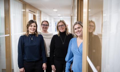 Sedan starten 2021 har Greenstep Åland vuxit från en till nio anställda. Fyra av dem på bilden från vänster: Sara Winberg, Sofia Mansner, Katarina Sundberg och Linn Öfverström.