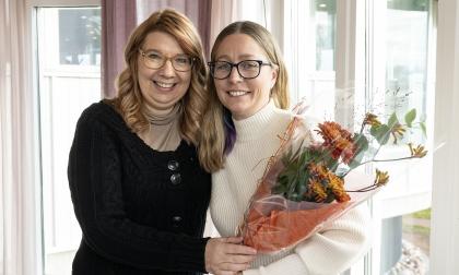 Kultur- och fritidsnämndens ordförande Erica Sjöström överräcker blommor till Kodarklubbens ordförande Ann-Sofi Perjus.