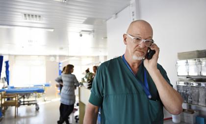 Överläkare och klinikchef Runo Härgestam är nöjd över möjligheten att samla dagkirurgins patienter på en och samma plats. I bakgrunden ses ett par av de tre sängplatser man kan erbjuda.