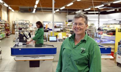 Marina Andersson-Lindqvist som ansvarar för butiken i Söderby framhåller att det är viktigt för servicen att närbutiken blir kvar, även om företaget säljs.