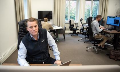 På Borgos kontor i Stockholm jobbar vd Gustav Berggren tillsammans med en grupp på 35 personer som framför allt sysslar med finansiering, kreditbeslut och olika chefsroller.