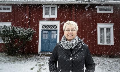 Eva Joelsson framför gårdsmuseet i Postad.