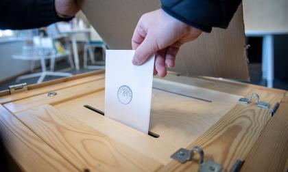 Man kan både förtidsrösta och rösta på valdagen utan röstkort. Men det är ett vanligt missförstånd att man inte kan göra det, säger Rasmus Lindqvist.