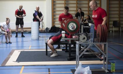Ålands kraftsportklubb tvingas dra ner på sina utgifter och drar därmed in resebidrag, dagtraktamenten och juniorstipendier.