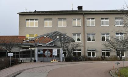 Fyra svenska läkare som blivit av med sin legitimation i Sverige har de senaste åren kunnat jobba på Åland. ÅHS har därför utvidgat bakgrundskontrollerna vid rekrytering.