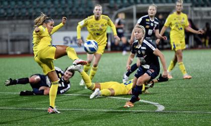 Bara dagar efter förlusten hemma mot HJK väntar nu ny hemmamatch för Åland United, för övrigt säsongens sista. På bilden ser vi bland andra ÅU-anfallaren Aada Törrönen.