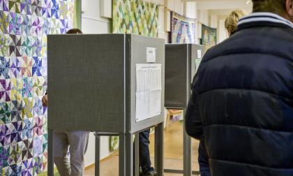Strömmen av väljare till vallokalen i Källbo skola i Godby, Finström är strid under söndagen.