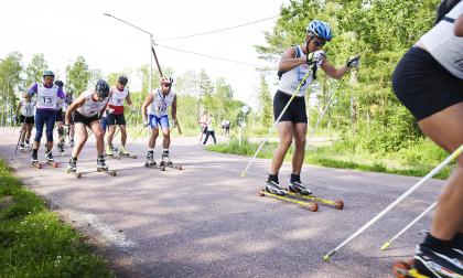 13 åkare deltog i årets första tävling på rullskidor, Lemland Runt. Här ser vi deltagarna staka iväg i starten av det 27 kilometer långa loppet, som avgörs i klassisk stil.@Foto:Jacob Saurén