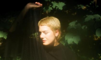 Åländska Julia Carlsson, verksam under artistnamnet Leoblu, skriver och producerar all sin musik själv. Nu är hon aktuell med singeln ”Dirty windows” och tillhörande musikvideo, inspelad i Jomala.
