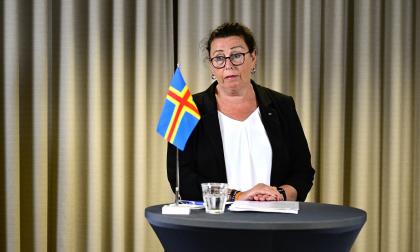 Lantrådet Veronica Thörnroos (C) säger att vicelantråd Harry Jansson (C) inte hade något annat val än att befria infrastrukturminister Christian Wikström (Ob) från uppdraget i styrgruppen. 
