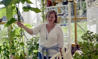 Maria Ström trivs i sitt växthus där hon odlar allt från grönsaker till blommor.