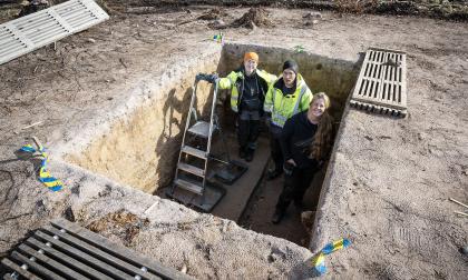Arkeologerna Victoria Gottberg och Rudolf Gustavsson samt Jenni Lucenius som leder utgrävningsarbetena i ett av de djupaste schakten som man grävt i sandtaget.Foto Daniel Eriksson