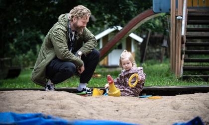 Iris Olsson-Lindqvist med pappa Sebastian Olsson-Lindqvist testar sandlådan i parken.