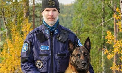 Åttaåriga Ollivier blev nyligen Finlands bästa narkotikahund. Här med sin förare Johnny Haddas. Privat