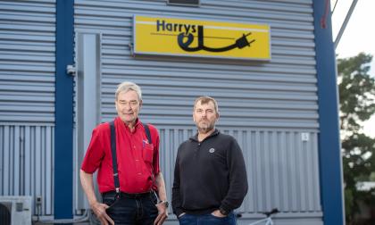 I somras klev Harry Holmberg efter nästan 45 år av som vd för bolaget Harrys El som han själv startade 1979. Men han är ännu största ägare, och några dagar i veckan är han fortfarande kvar på kontoret bredvid nya vd_n Partik Nordberg.