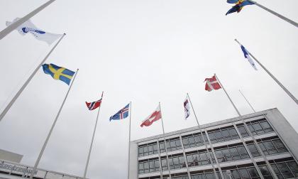 Under 2022 har man samarbetat kring havsbaserad vindkraft och transporter inom Nordiska rådet, enligt verksamhetsberättelsen, som presenterades för Ålands lagting i förra veckan. På bilden syns alla nordiska flaggor. 