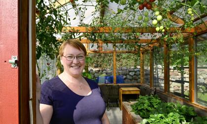 Heidi Lundberg är verkligen nöjd med årets skörd i växthuset.