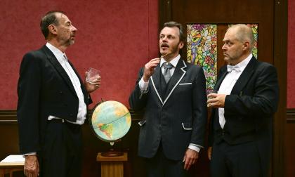 Ulf Weman, Niklas Häggblom (Phileas Fogg) och Mikael Lagström i diskussion om hur många dagar det tar att resa runt jorden.