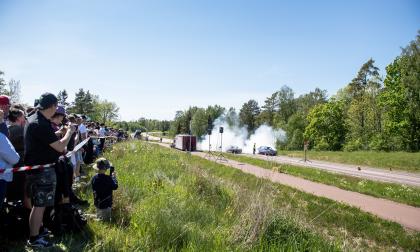 Sommarens streetrace på Möckelörakan blev en publiksuccé. Trots det flyttar tävlingen nu på sig.