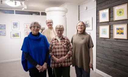 Tiina Aura, Sirpa-Liisa Grundström, Else-Maj Pahlman och Rose-Marie Lampi utgör Måndagsmålarna tillsammans med Marina Jansson och Lisa Gustafsson. 