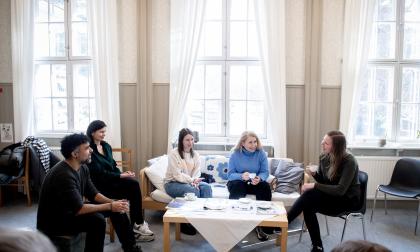 Kaffeklubben är som ett vardagsrum där man kan umgås och prata. Från vänster Pawan Soares, Julia Artemnko, Liahina Anastasiia, Iryna Kudloy och Hanna Lindholm.@Normal_indrag:<@Fotograf>Hülya Tokur-Ehres