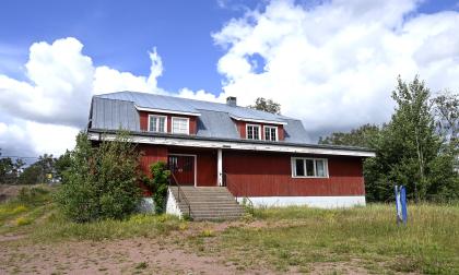 Ett område i närheten av ungdomslokalen Berghyddan nämns som en möjlig placering för ett nytt äldreboende i Jomala.