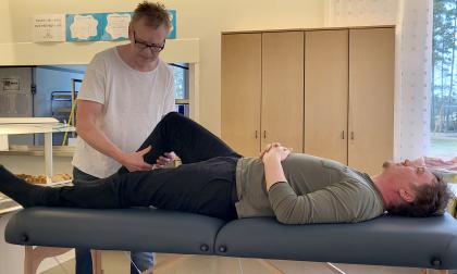 Tom-Stefan Witting visar på Simon Mecklin hur man enkelt kan få spänningar i kroppen att försvinna.@Normal_indrag:<@Fotograf>Nina Eriksson