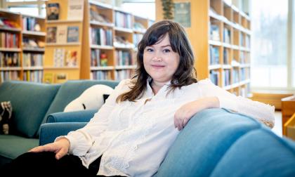Klara Molker är ny biblioteks- och kulturansvarig i Finström.
