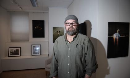 Conny Nylund har ställt ut flera gånger tidigare men det var ett tag sedan han senast gjorde det i Mariehamn. Nu blir han den första fotografen att göra det på galleri Ehns. ”Det känns roligt”, säger han.