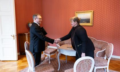 Statsminister Petteri Orpo (Saml) och lantråd Katrin Sjögren (Lib) träffades med sina regeringar i Helsingfors under onsdagen. <\n