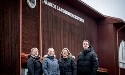 Försöksassistent Sara Johans, vd Jenny Enbär, affärsutvecklare Catrin Sandström och specialodlingsrådgivare Johan Pettersson är fyra av nio anställda vid Ålands Hushållningssällskaps kontor i Ålands landsbygdscentrum.