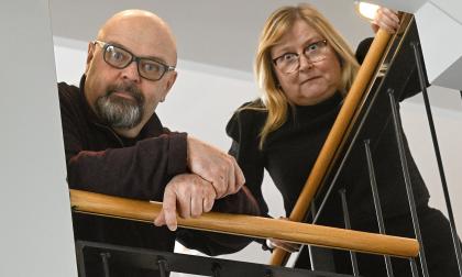 Regissör Arn-Henrik Blomqvist och skådespelare Maria Johans ser fram emot att sätta upp Agatha Christies klassiska mordgåta ”Råttfällan” på Alandica. En pjäs där alla inblandade misstänker varandra.